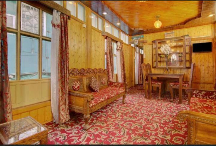 فندق Mossess Group Of Houseboats Srīnagar المظهر الخارجي الصورة