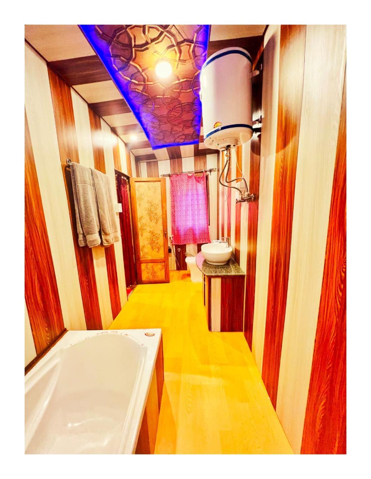 فندق Mossess Group Of Houseboats Srīnagar المظهر الخارجي الصورة