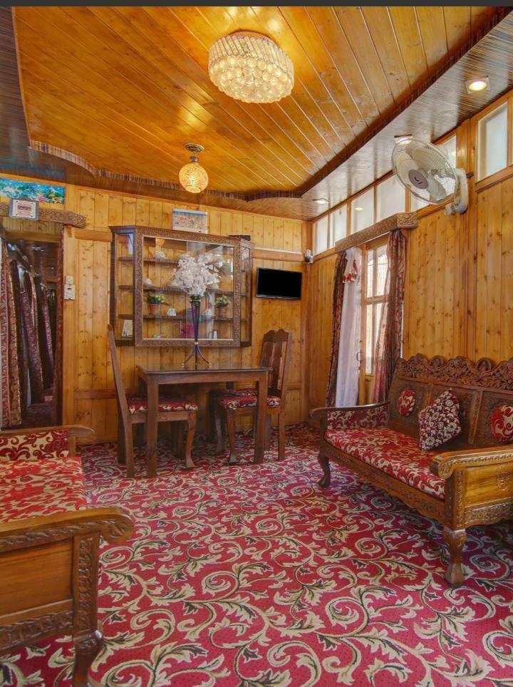 فندق Mossess Group Of Houseboats Srīnagar المظهر الخارجي الصورة